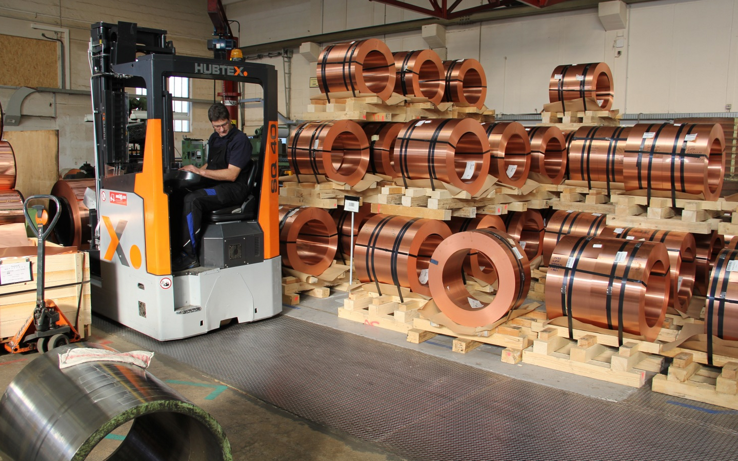 The 4-way reach truck transports copper coils