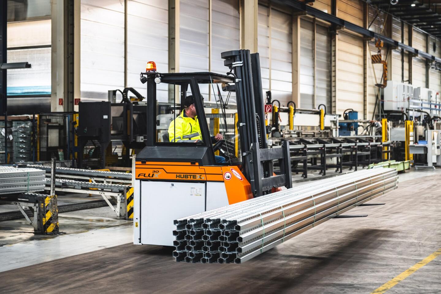 Mehrwege Gegengewichtsstapler transportiert lange Aluminiumprofile