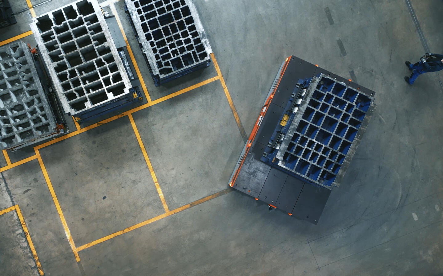 Schwerlastfahrzeug SFX 40 transportiert Ware