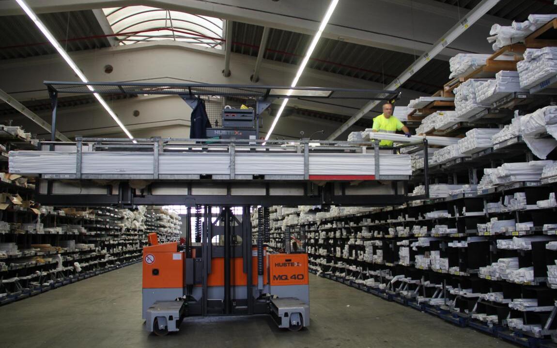 MQ 40 freely movable with attached order picking platform