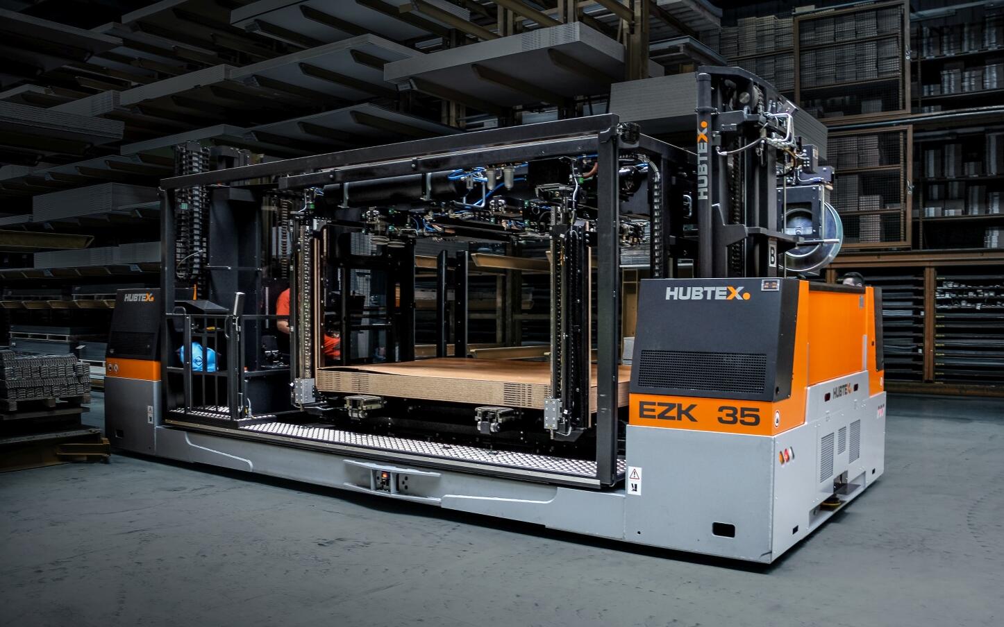 Two-sided order picking platform with vacuum suction technology