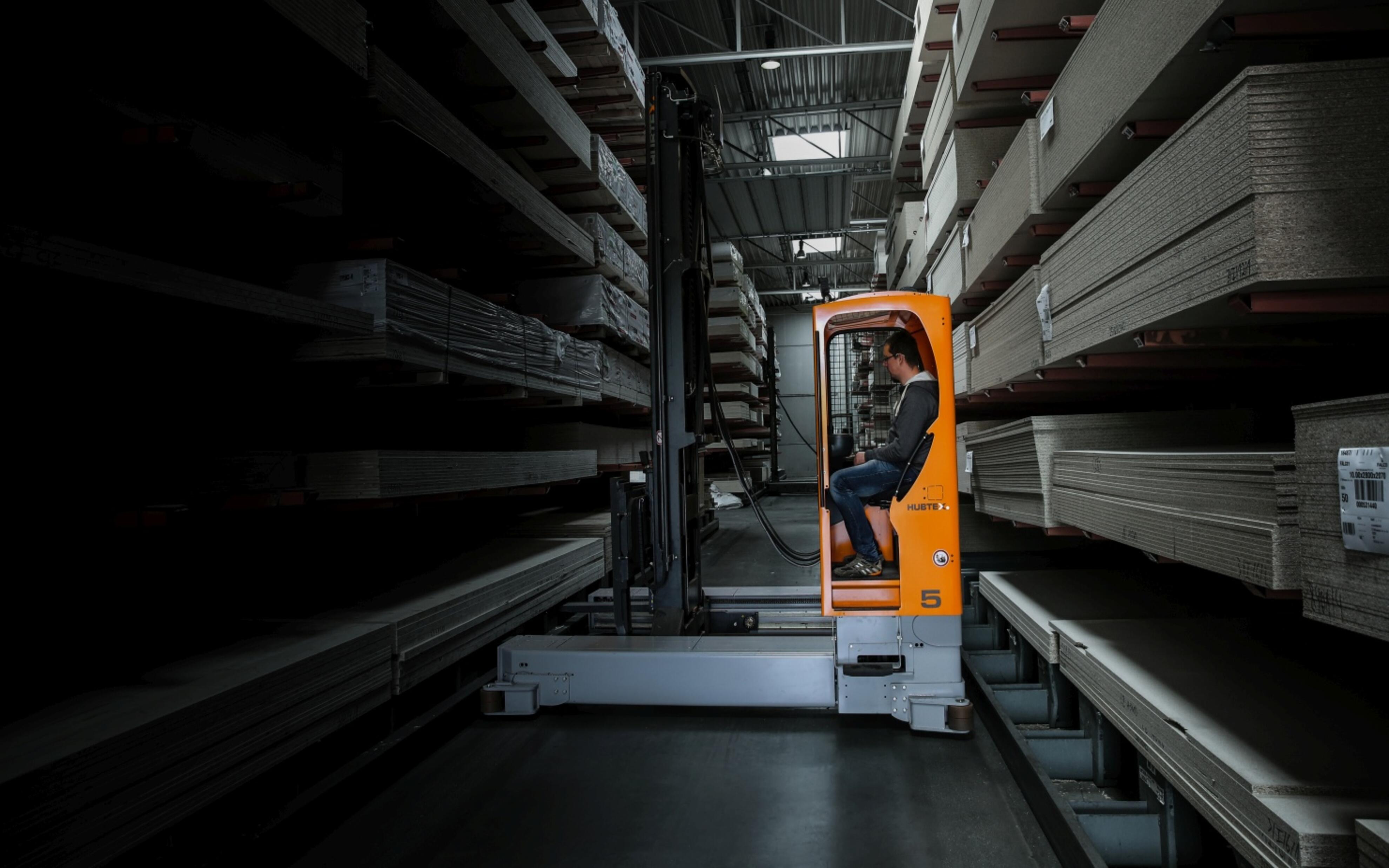 HUBTEX Electric Multidirectional Sideloaders during the order picking process