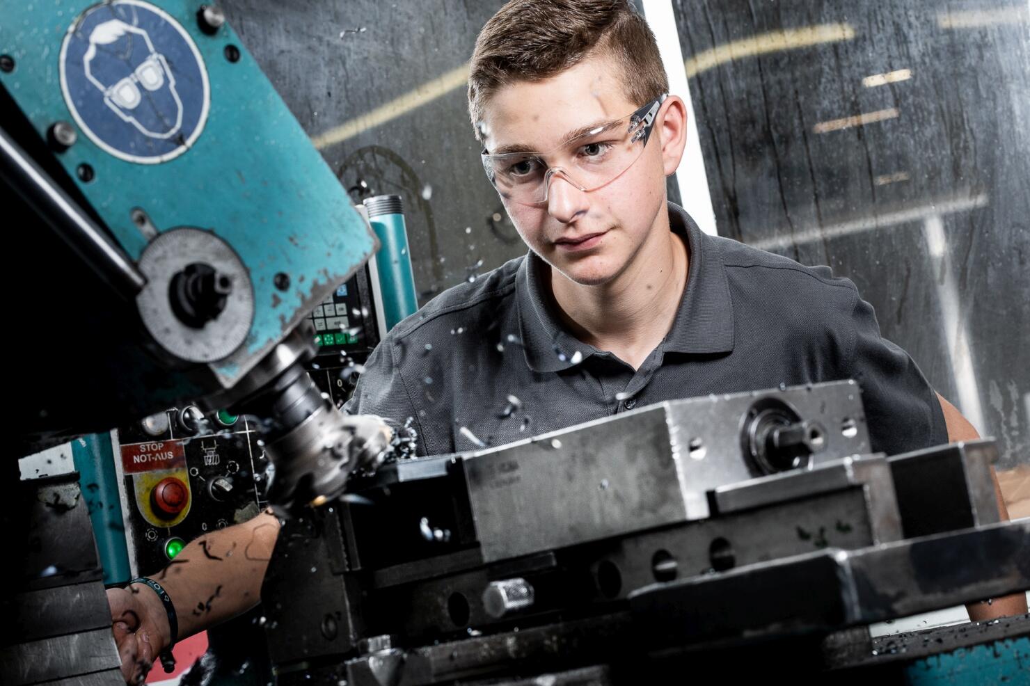 Auszubildender an der Drehmaschine