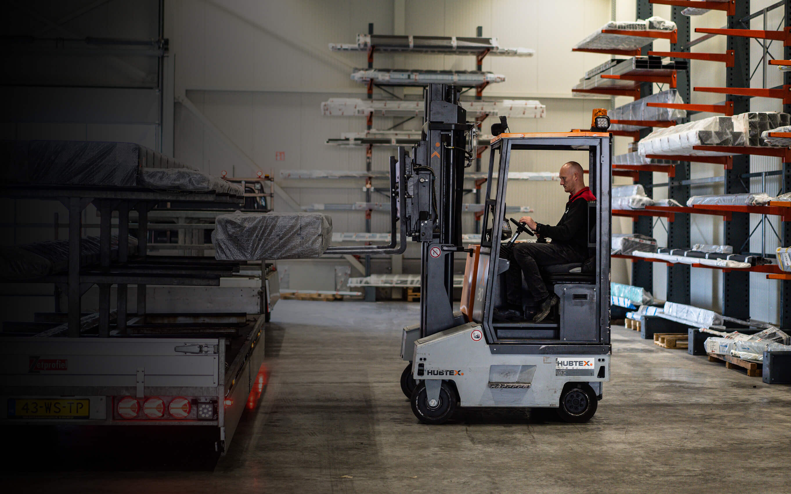 FluX Gegengewichtsstapler transportiert Profile