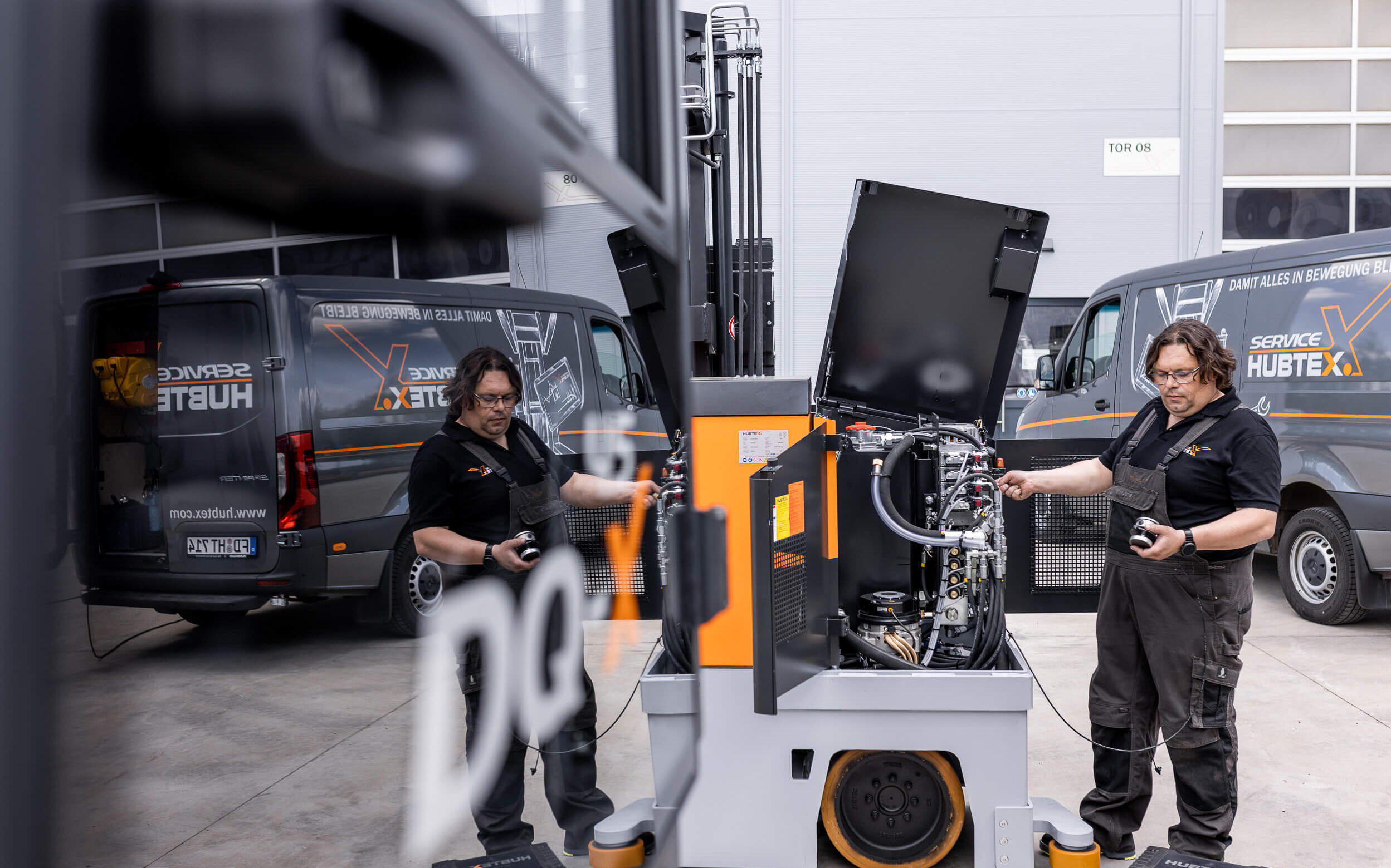 Hubtex Servicefahrzeug mit Servicetechniker