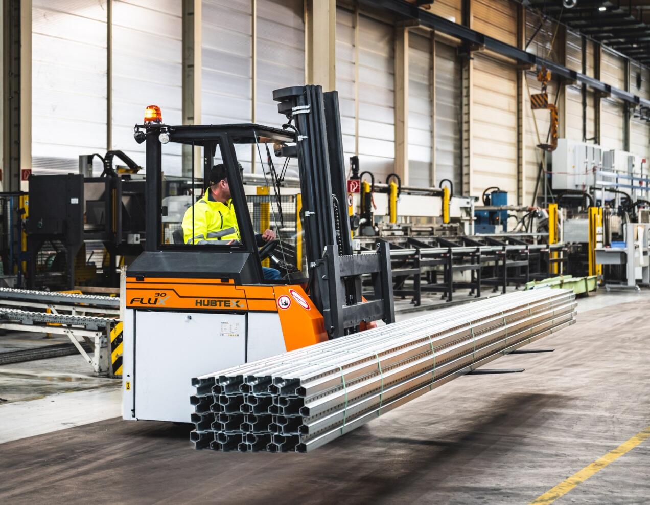 Mehrwege Gegengewichtsstapler transportiert lange Aluminiumprofile