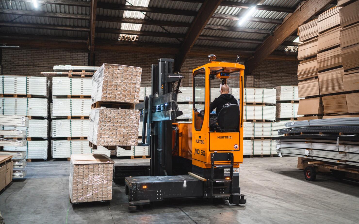 Hubtex ESTL transportiert MDF Platten