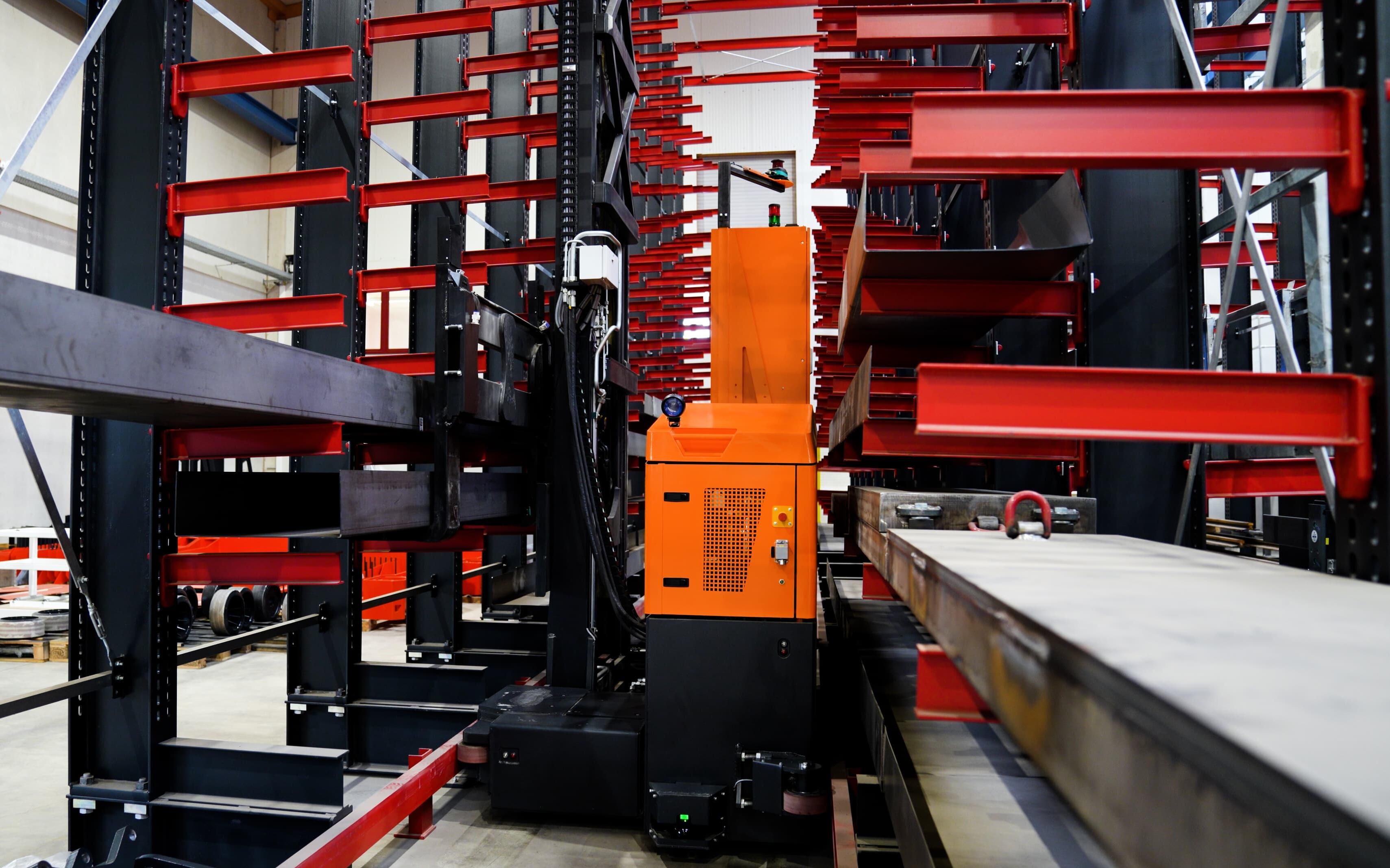 Automatisierter Mehrwegestapler PHOENIX im Kragarmregal