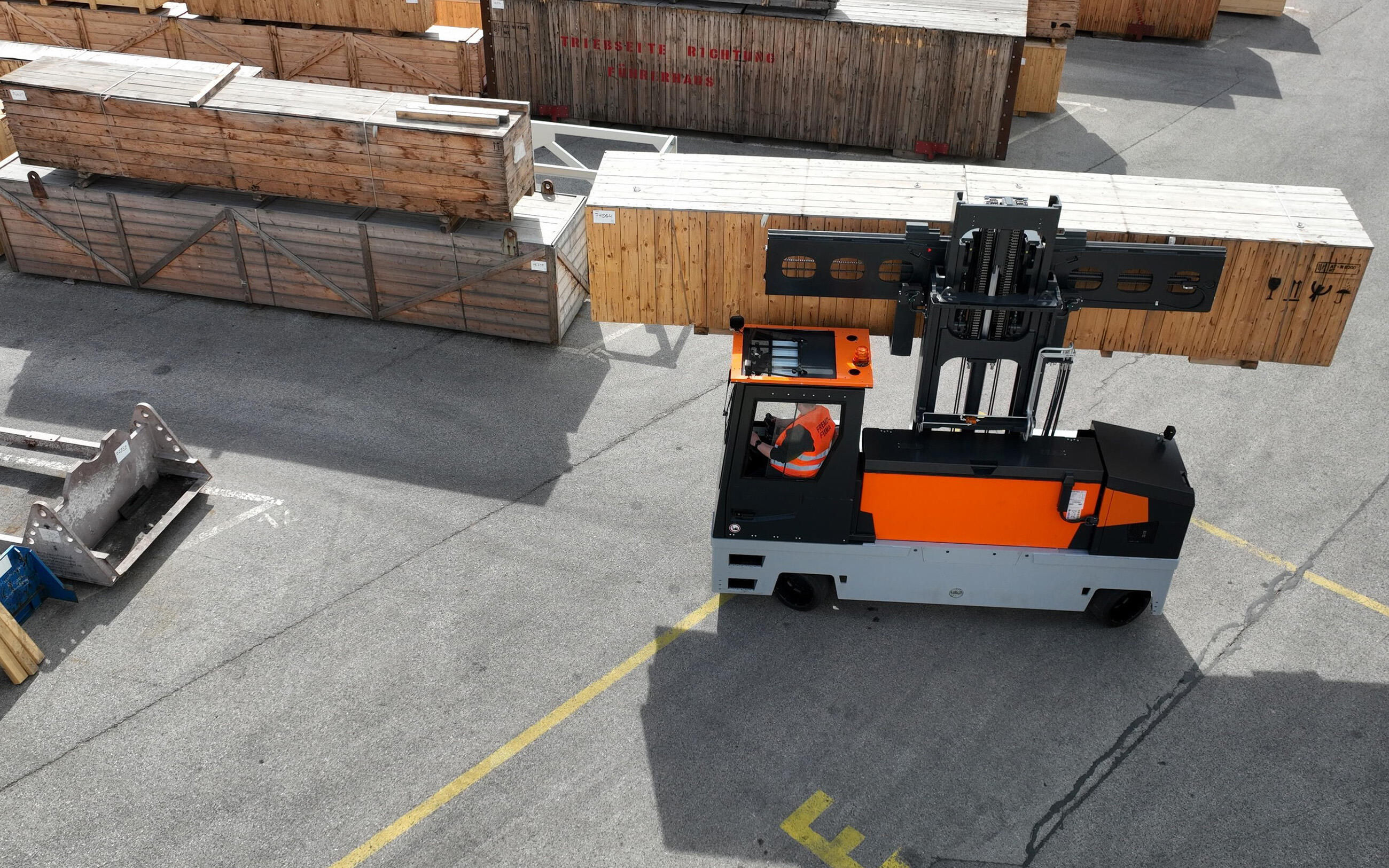 HUBTEX Mehrwegestapler MSL im Außeneinsatz