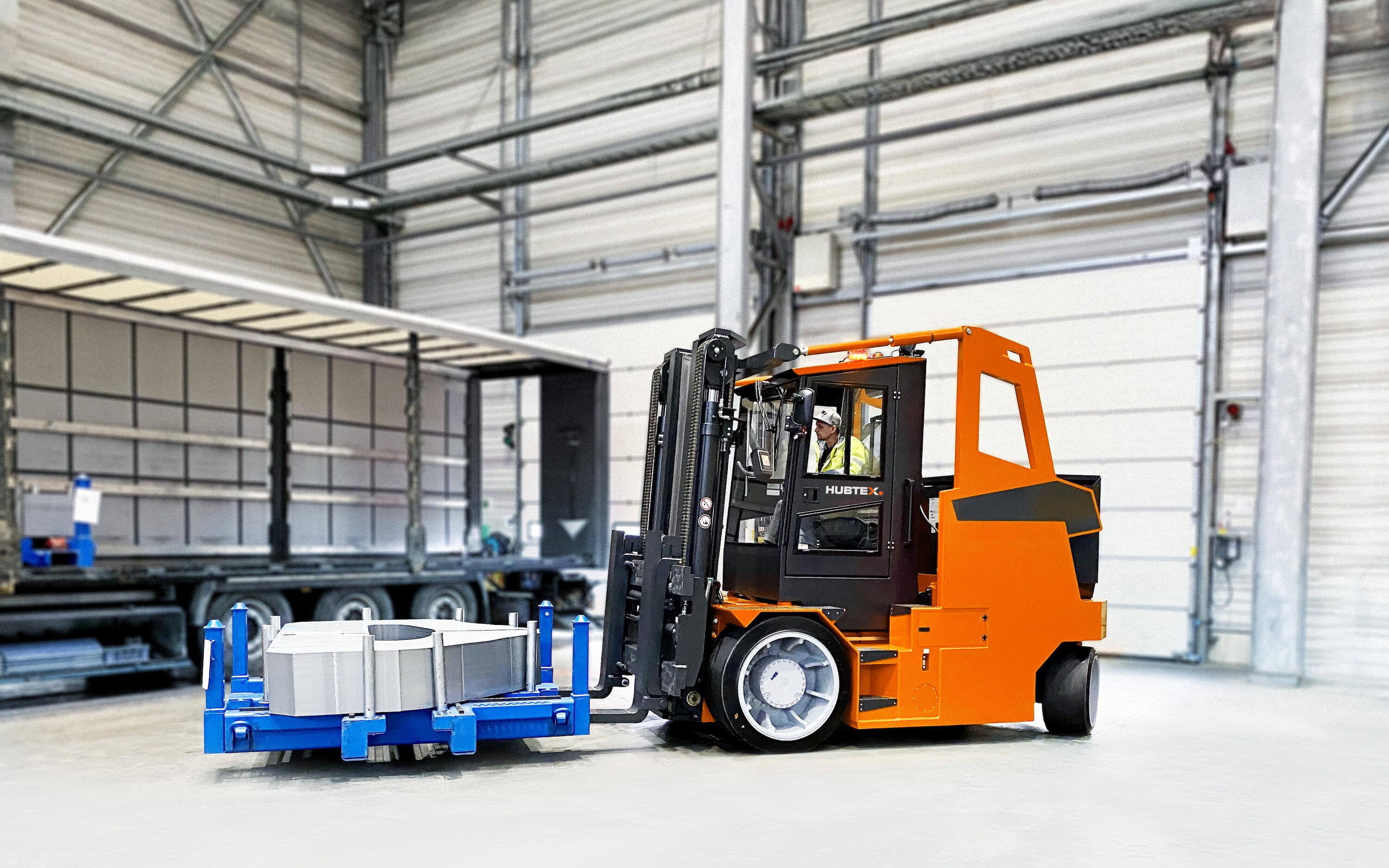 HUBTEX Schwerlast Kompaktstapler verlädt Aluminium Coil 