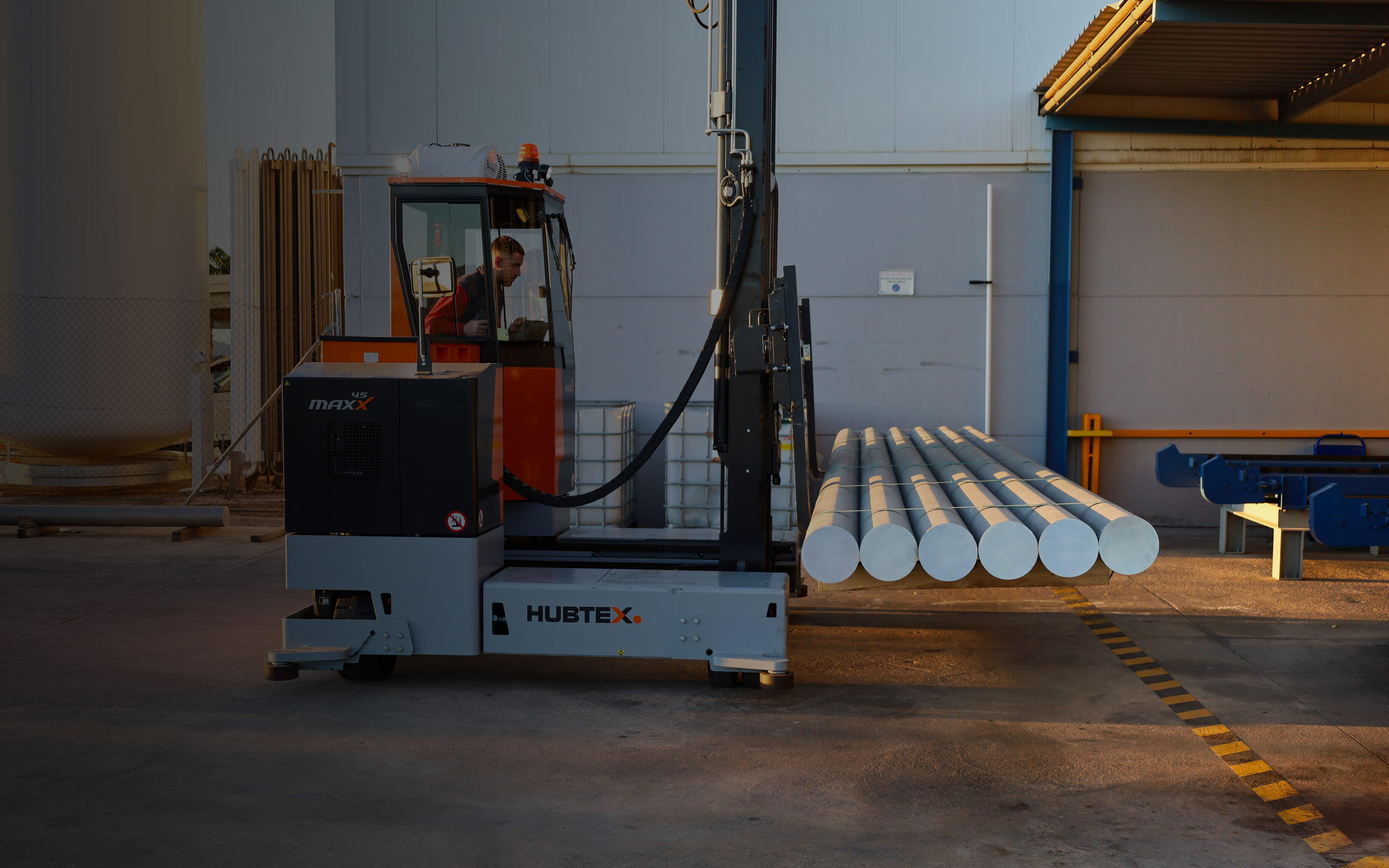 HUBTEX carretilla multidireccional MAXX en exteriores con perfiles de aluminio