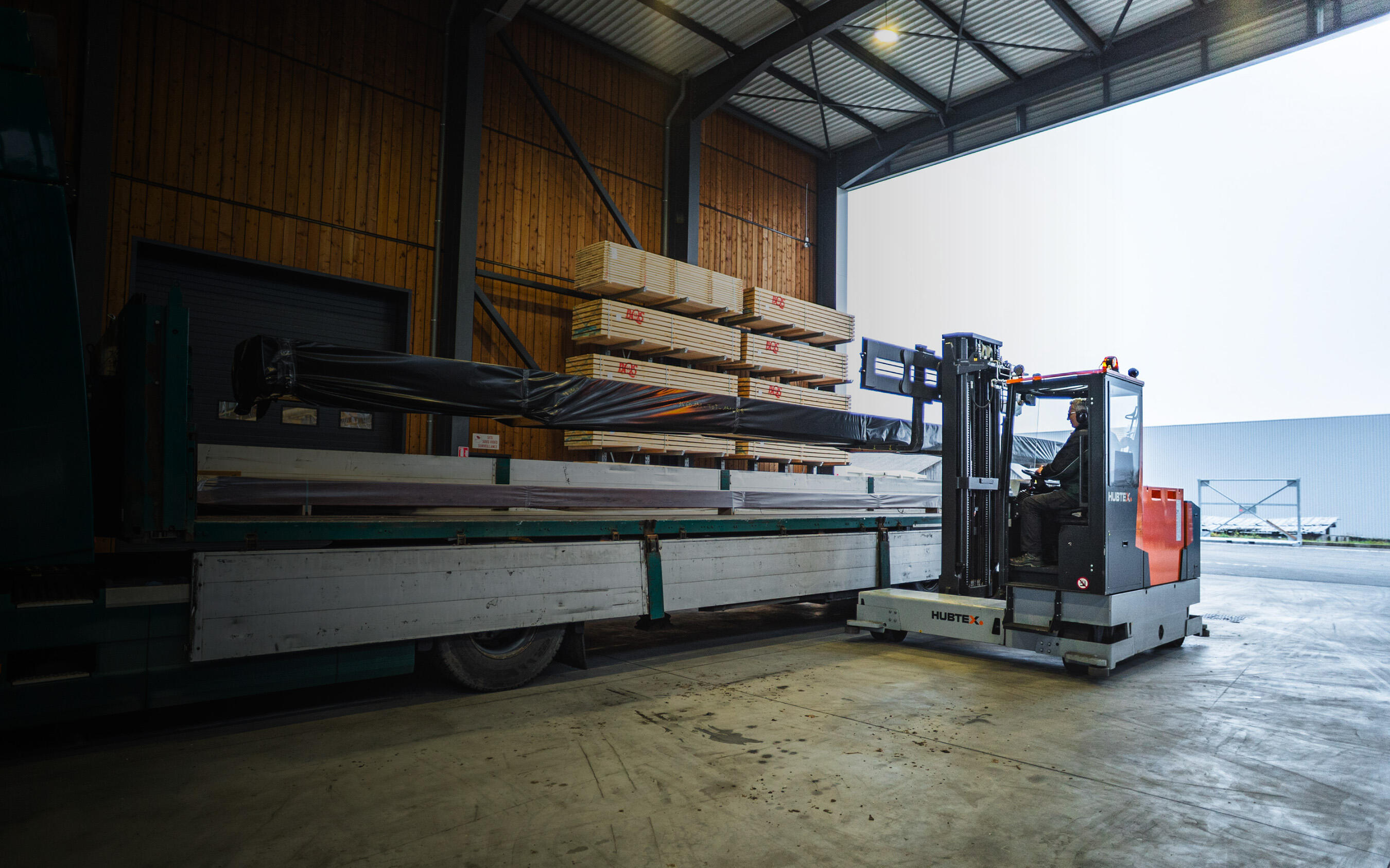 Logistique bois : chargement et déchargement de camions avec chariot HUBTEX