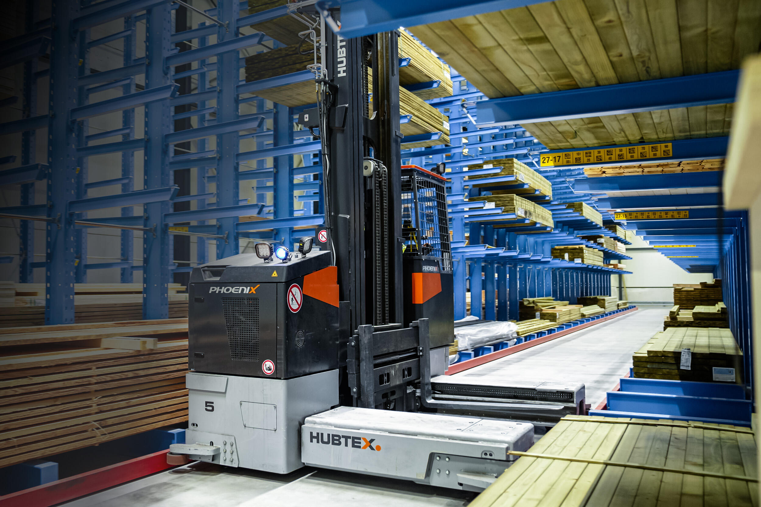 Mehrwege-Seitenstapler im Schmalgang