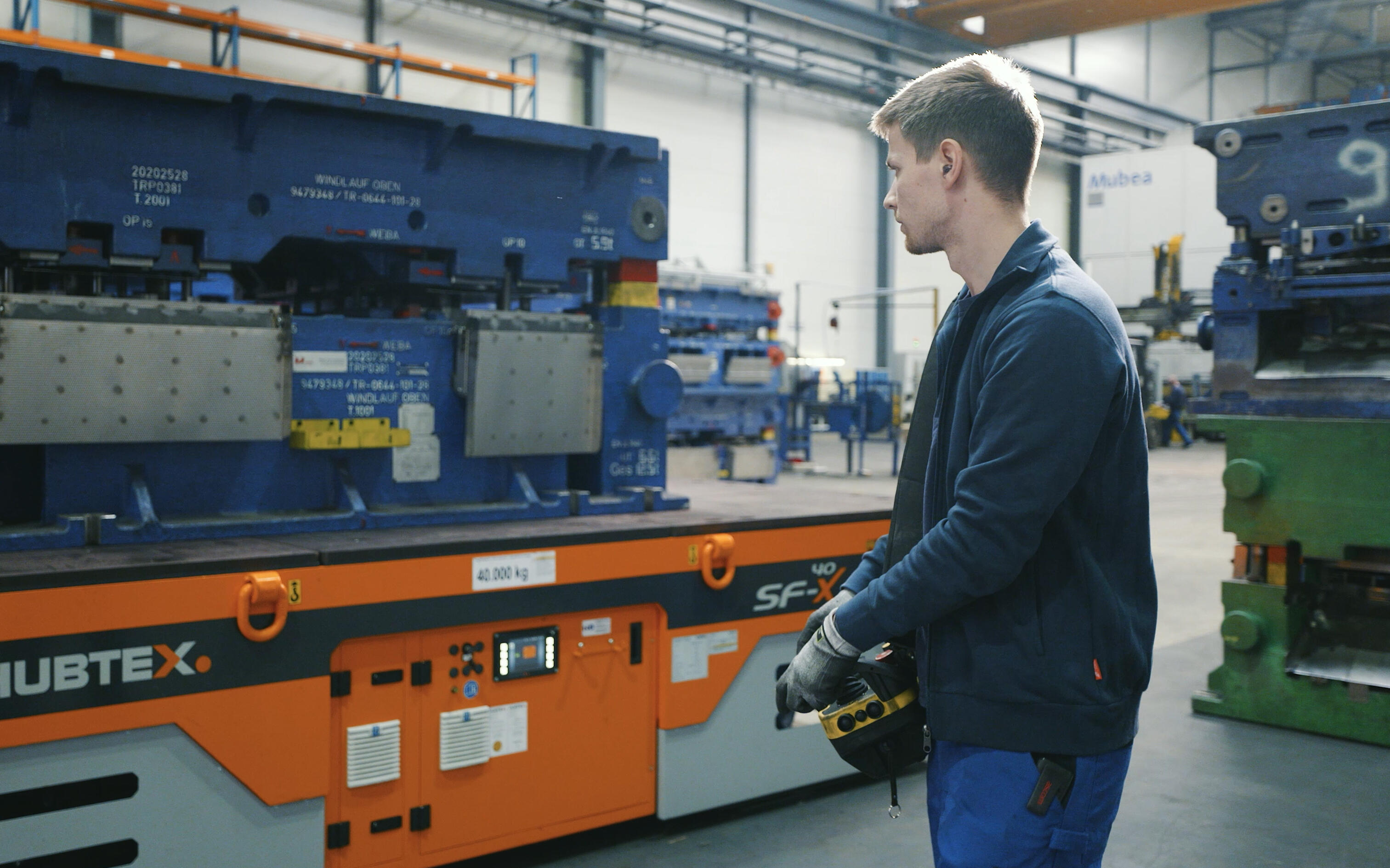 Mitarbeiter bedient den SFX 40 von HUBTEX