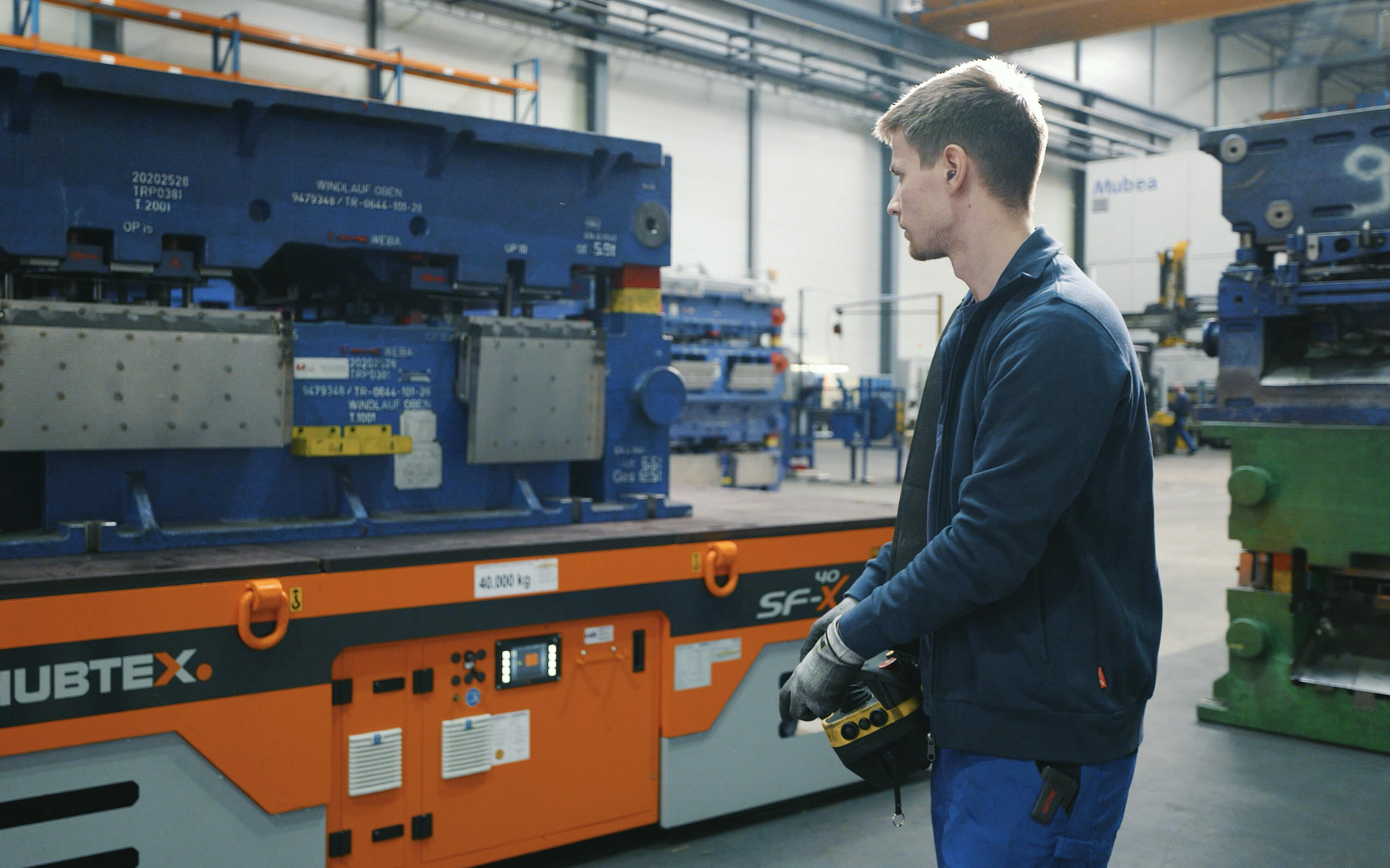 Employee operating the HUBTEX SFX 40