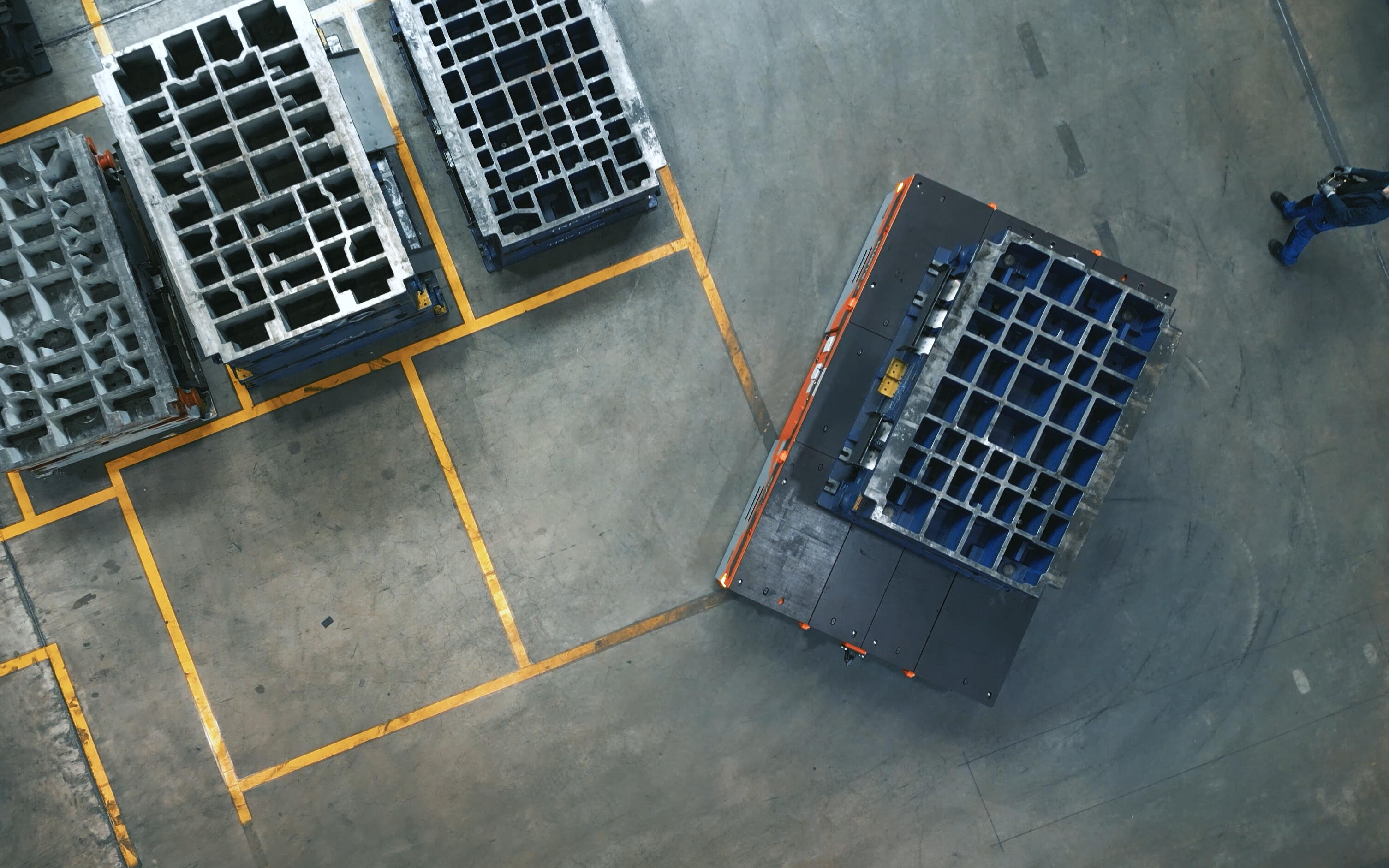 Schwerlastfahrzeug SFX 40 transportiert Ware