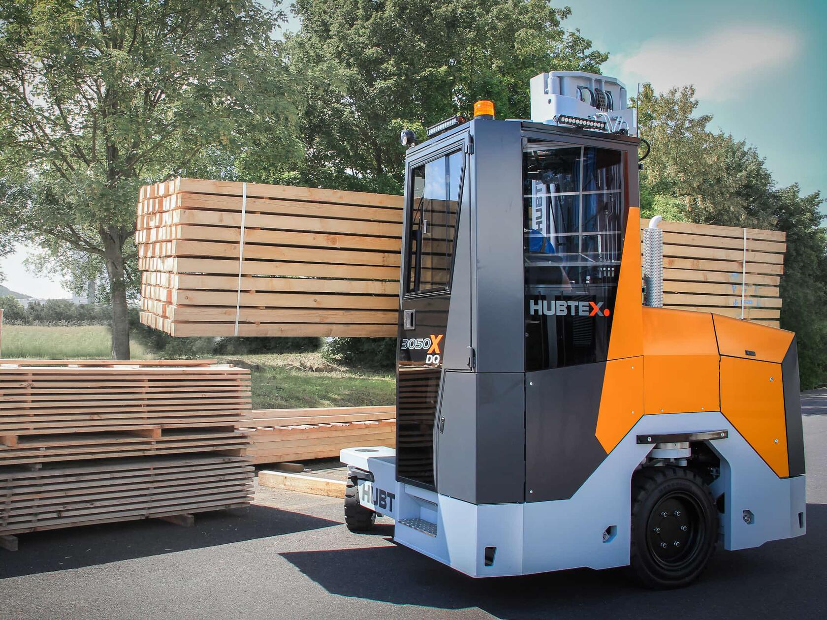 Der Transport von langen und schweren Holzplatten ist mit dem HUBTEX DQ-X ein Kinderspiel