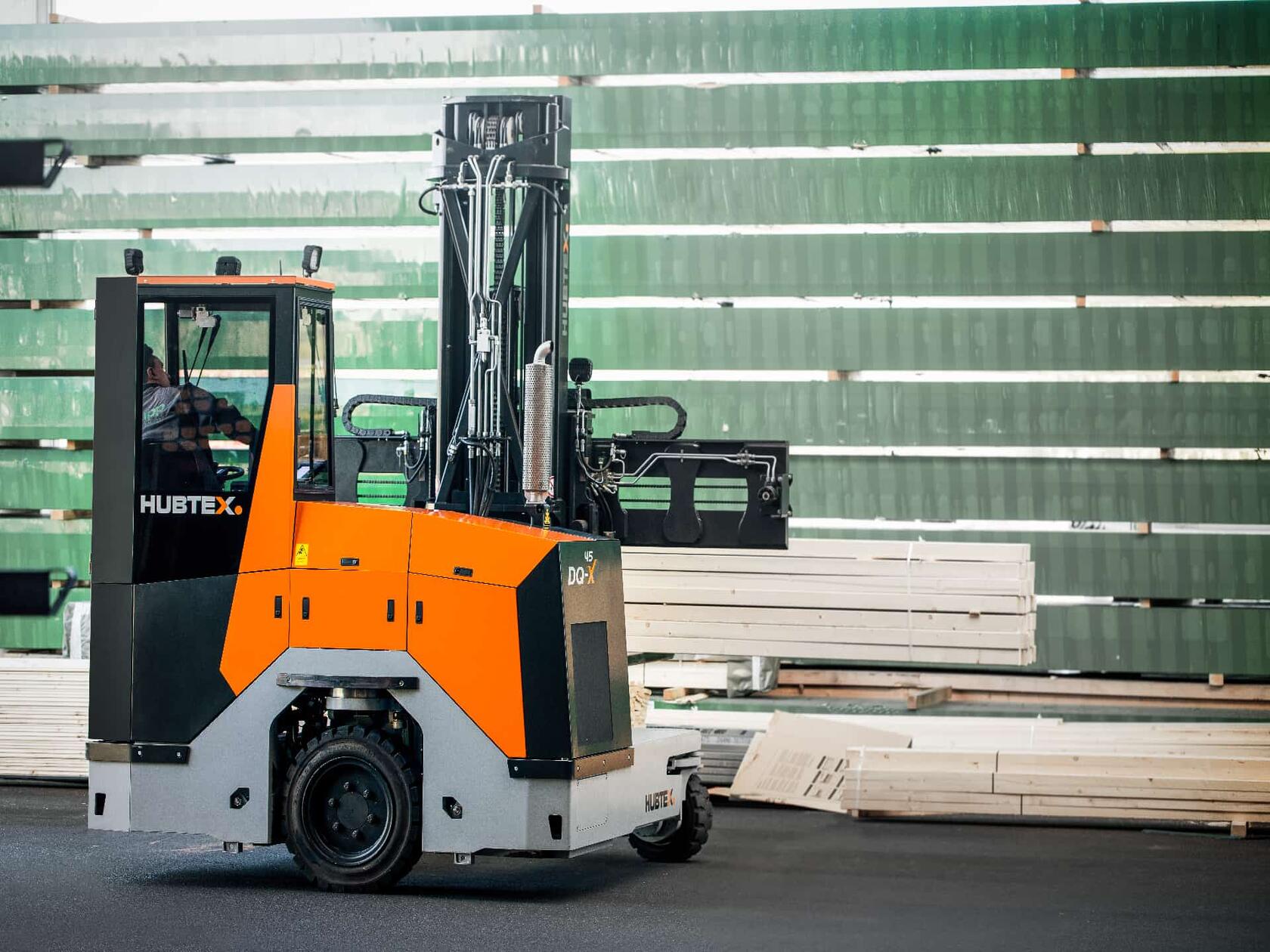 Schwere und lange Holzplatten werden sicher mit unserem DQ-X transportiert