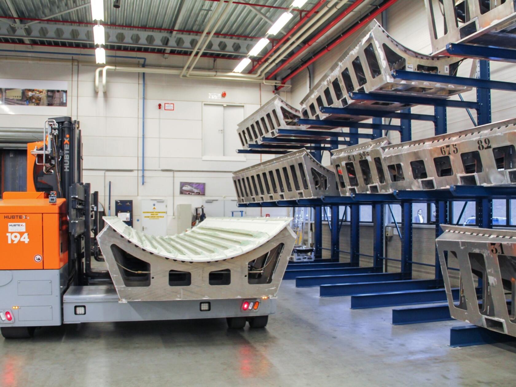 Semi To Fully Automated Solutions For The Aviation Industry Hubtex