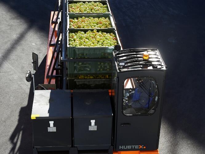hubtex-lebensmittelbranche-apfelkistentransporter.jpg HUBTEX apple crate transporter from above