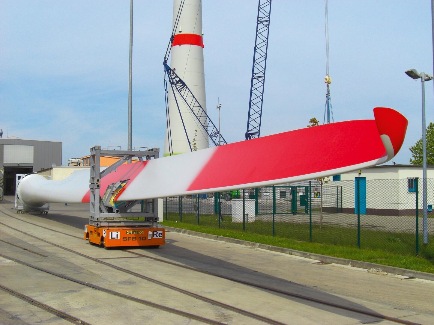 Plattformtransporter von HUBTEX beim Handling von Rotorblättern