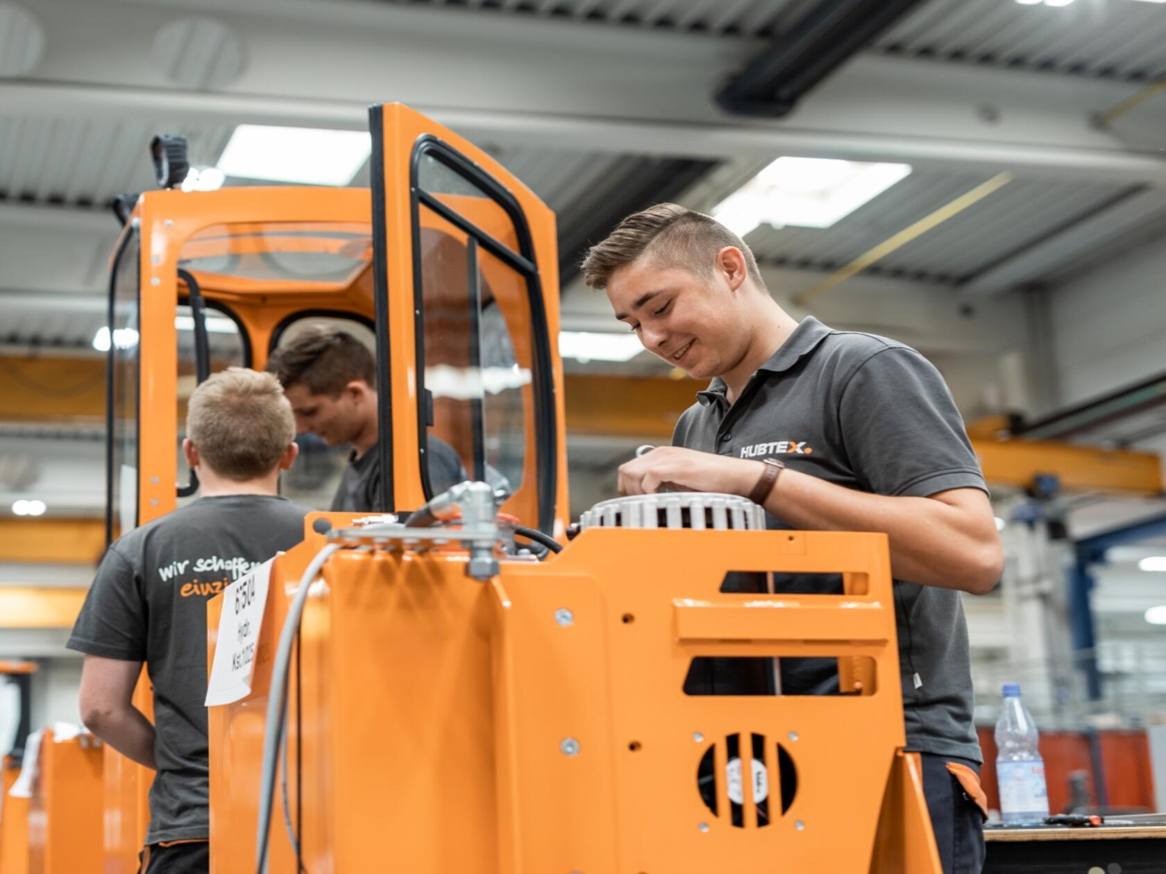 Junge Menschen bei der Arbeit bei HUBTEX