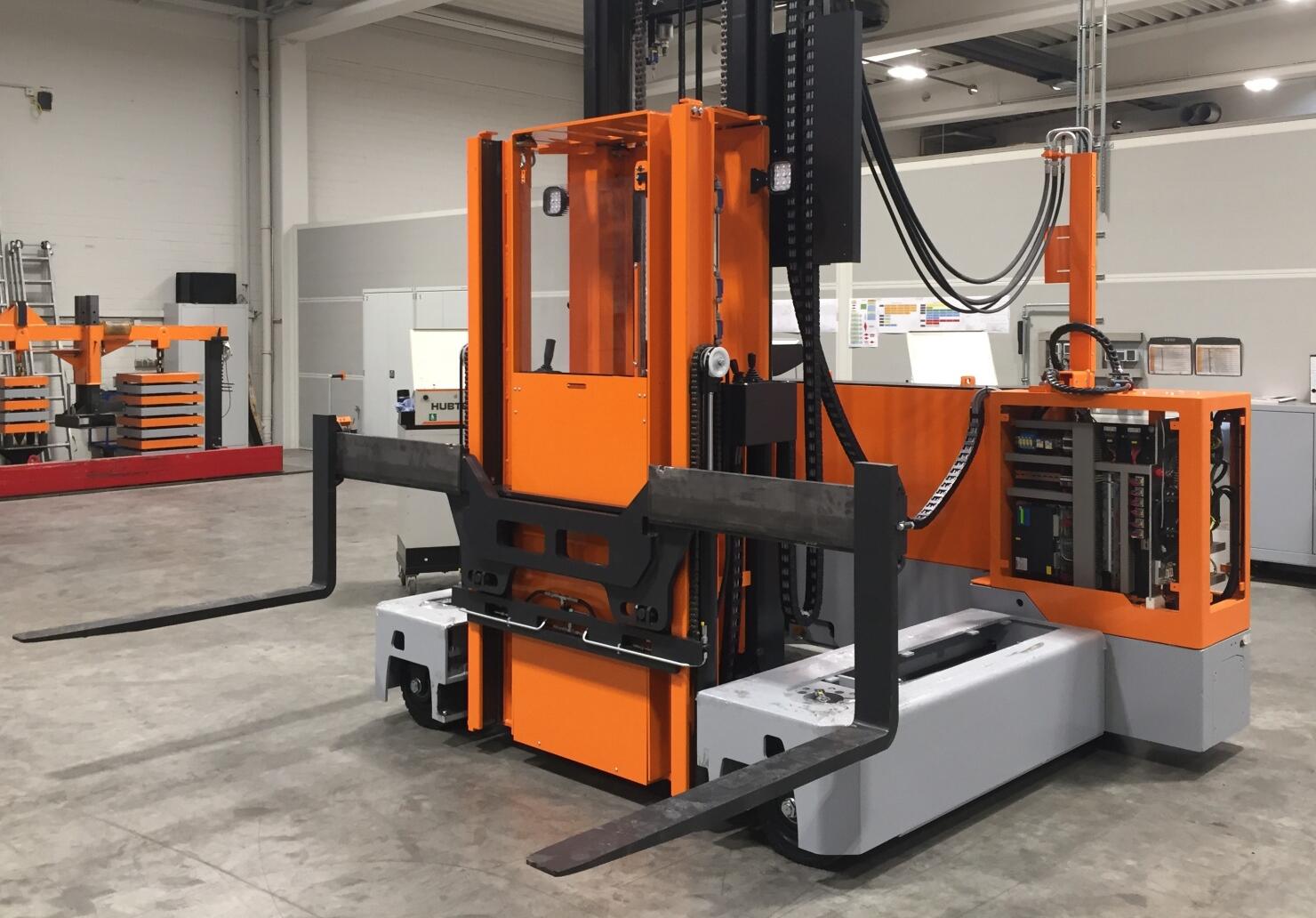 The MU-OP electric multidirectional sideloader from HUBTEX