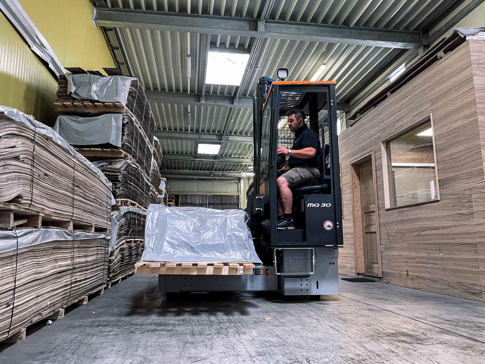 Phoenix Mehrwegestapler transportiert Holz