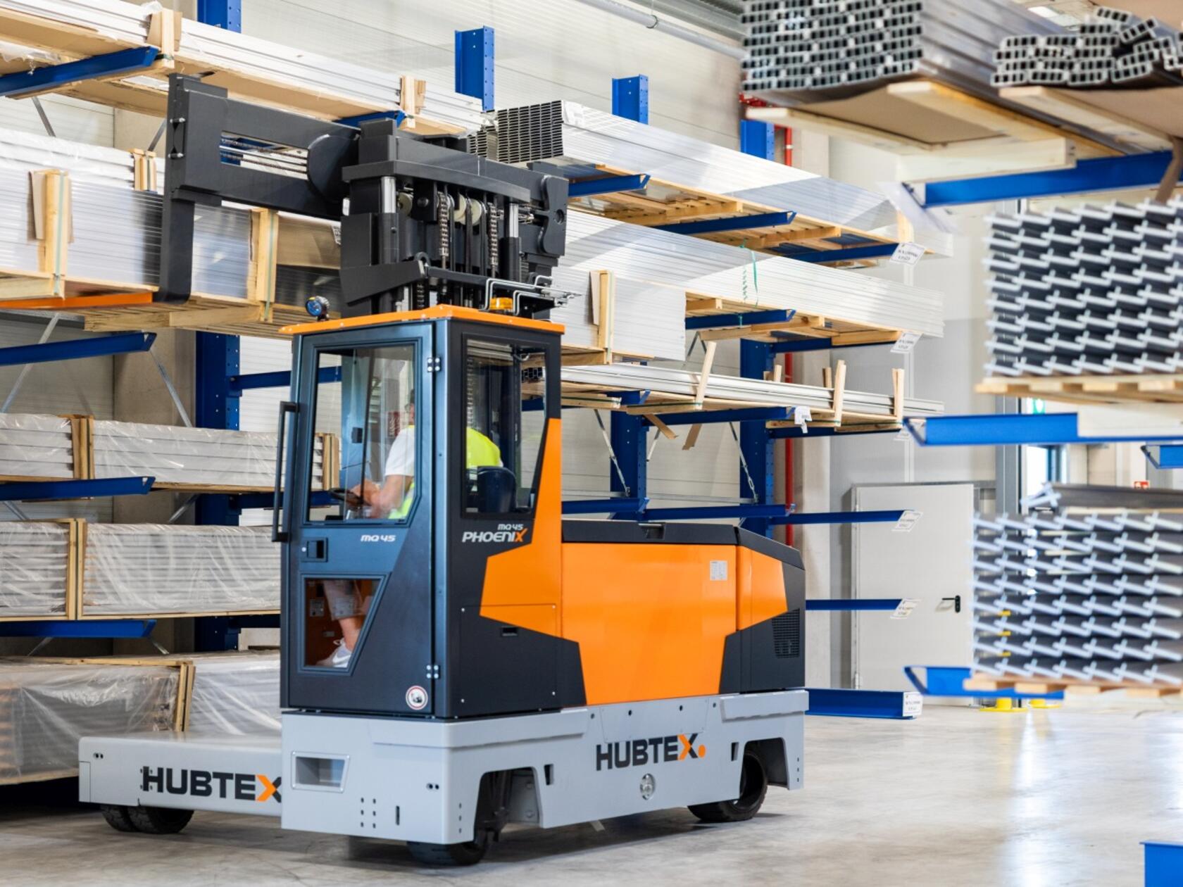 multi-directional-sideloader-hubtex-phoenix.jpg New Phoenix series of electric multidirectional sideloaders in operation