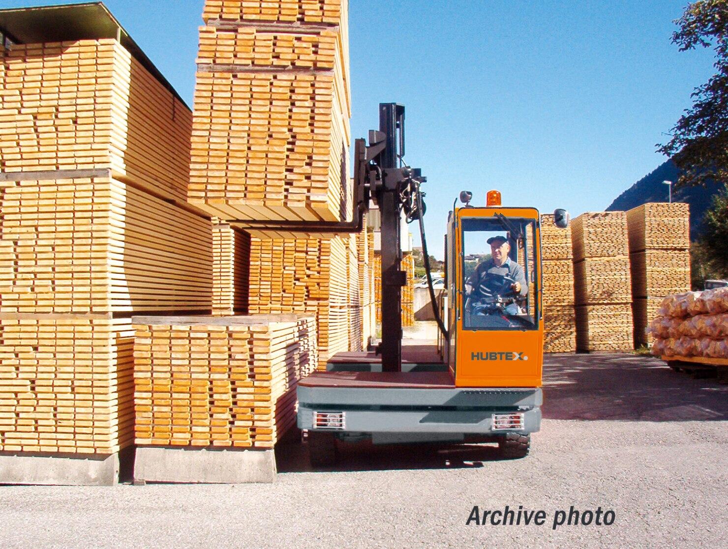 sideloader-hubtex-wood-industry.jpg Sideloader from HUBTEX in action