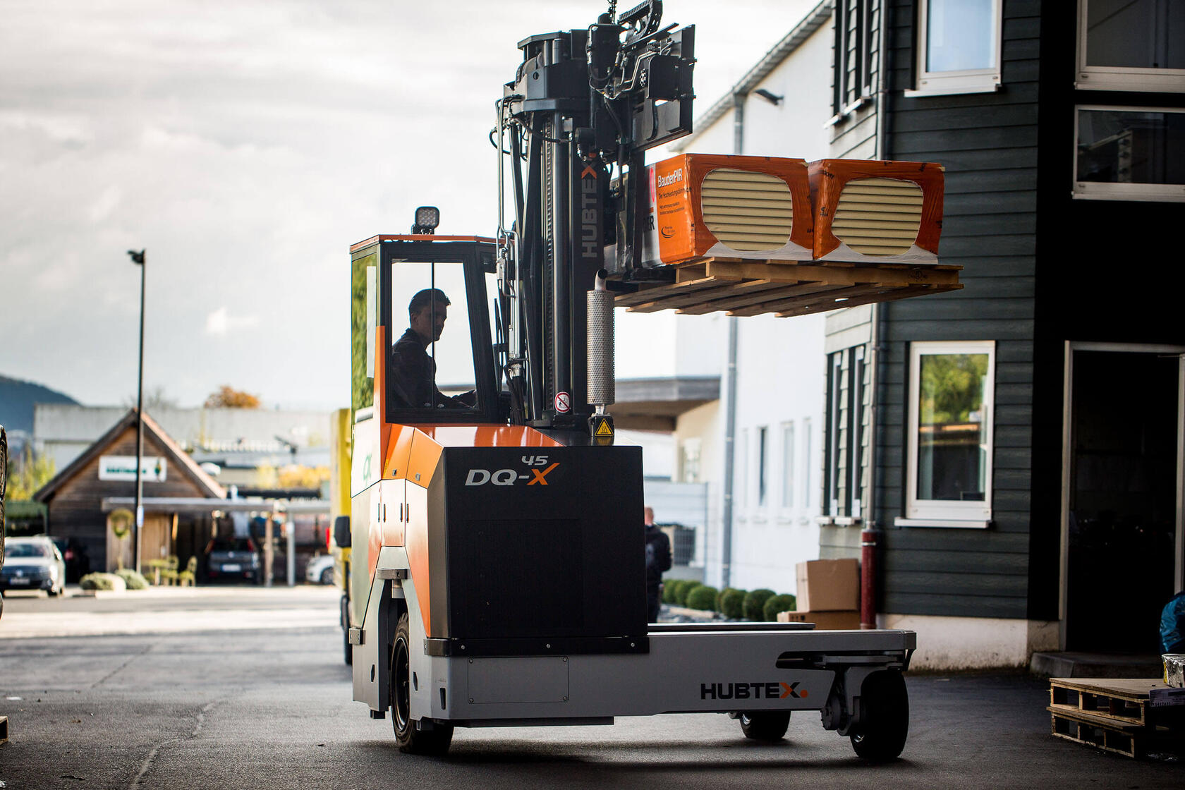 dqx-four-way-sideloader-building-materials.jpg Four-way Sideloader transports building materials