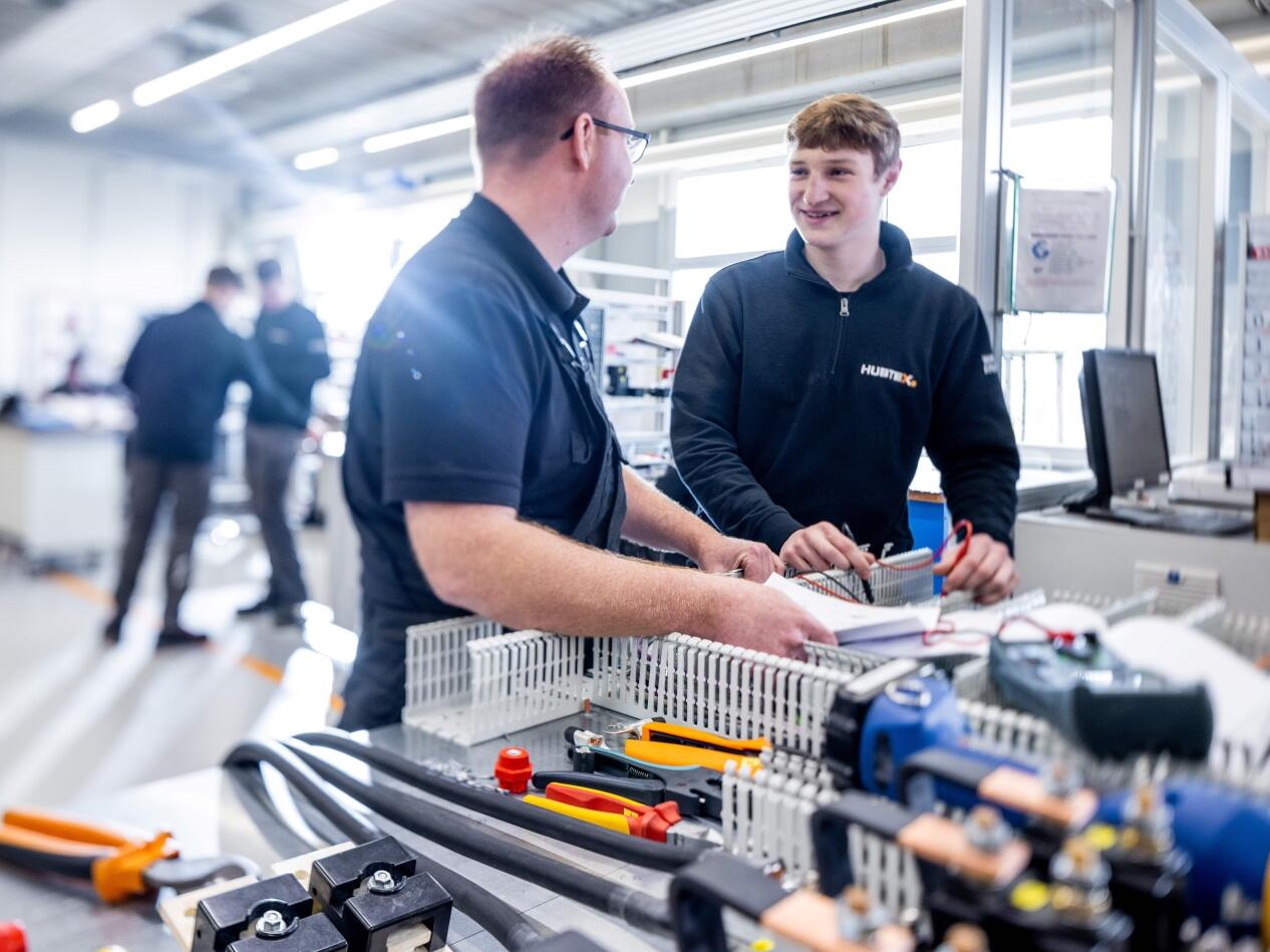 ausbilder.jpg Ausbilder und Auszubildender Elektroniker