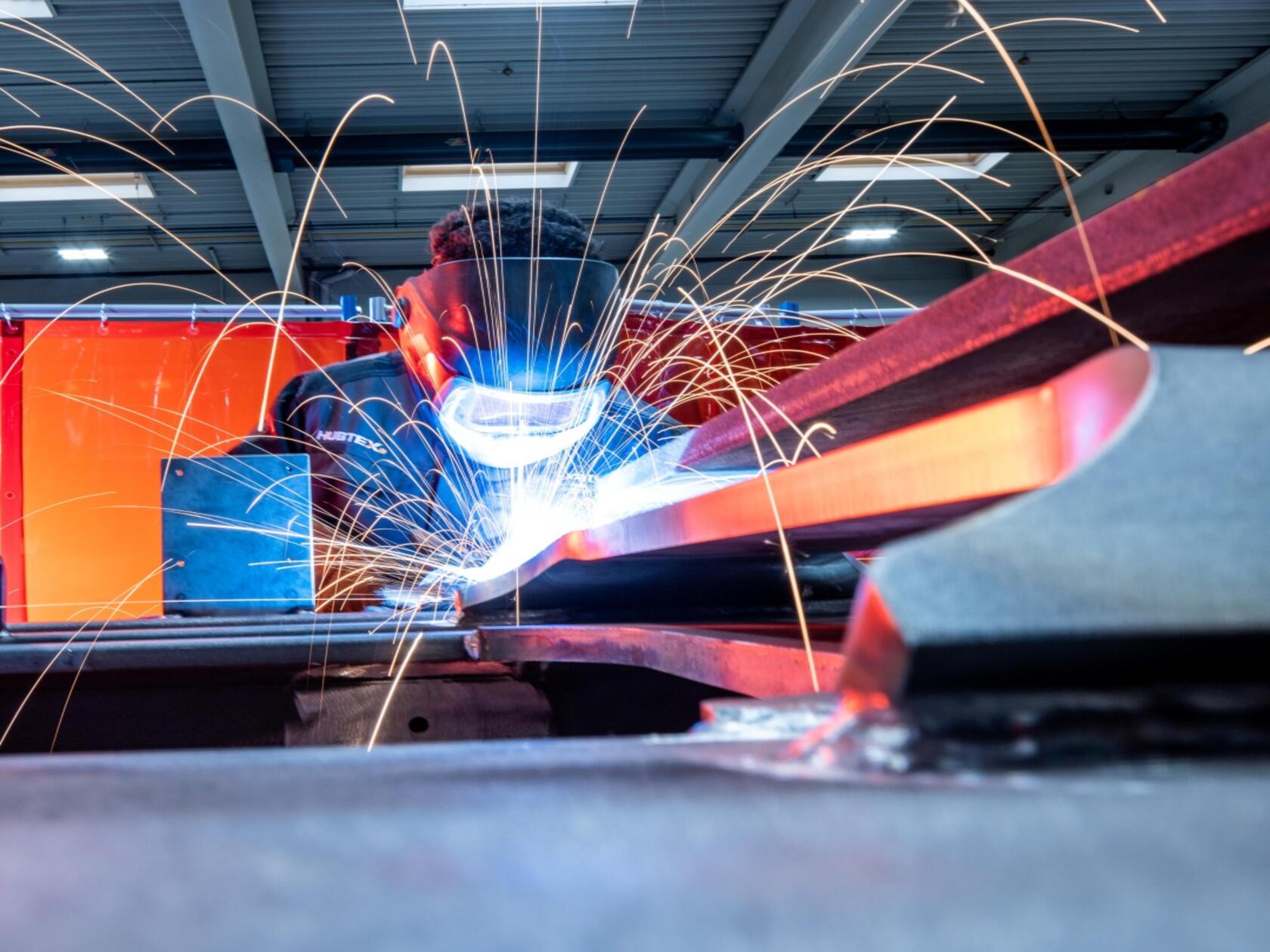 Konstruktionsmechaniker.jpg Konstruktionsmechaniker beim Schweißen