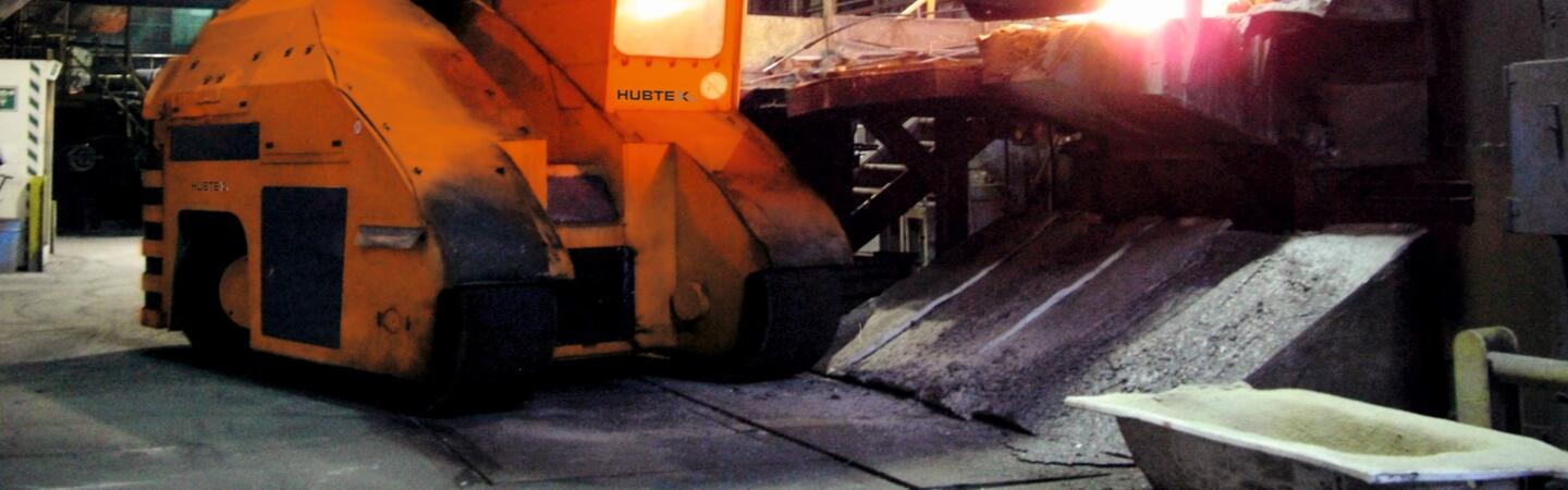HUBTEX heavy-duty compact frontlift in use in the foundry