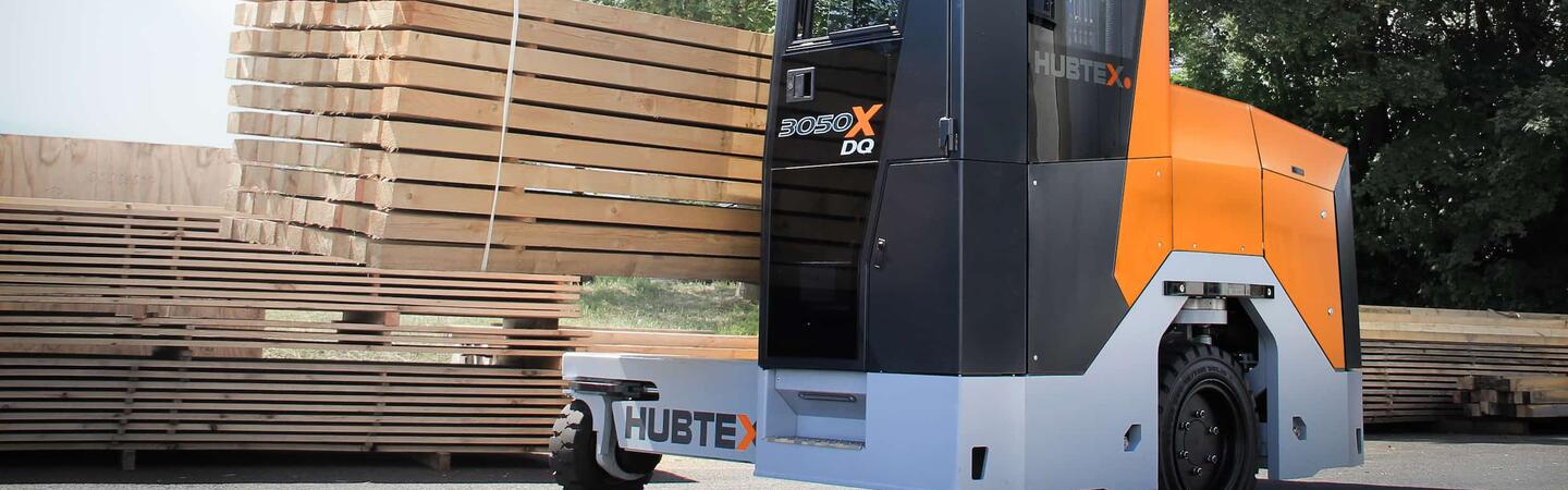 Der HUBTEX DQ-X 3050 zeigt sich beim Transport im Außenbereich von seiner besten Seite