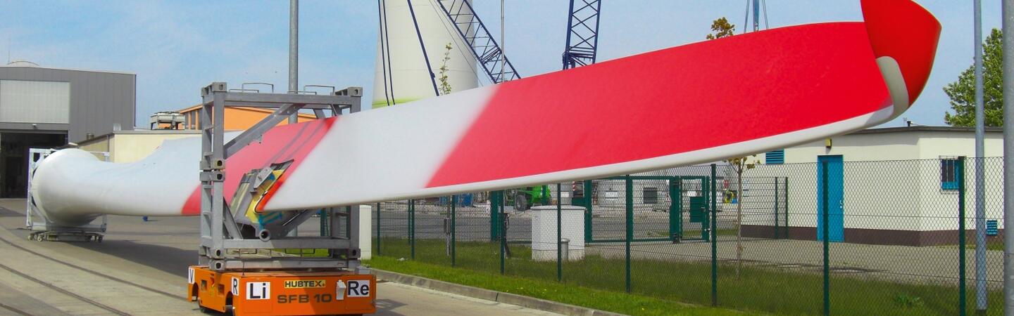 Plattformtransporter von HUBTEX beim Handling von Rotorblättern
