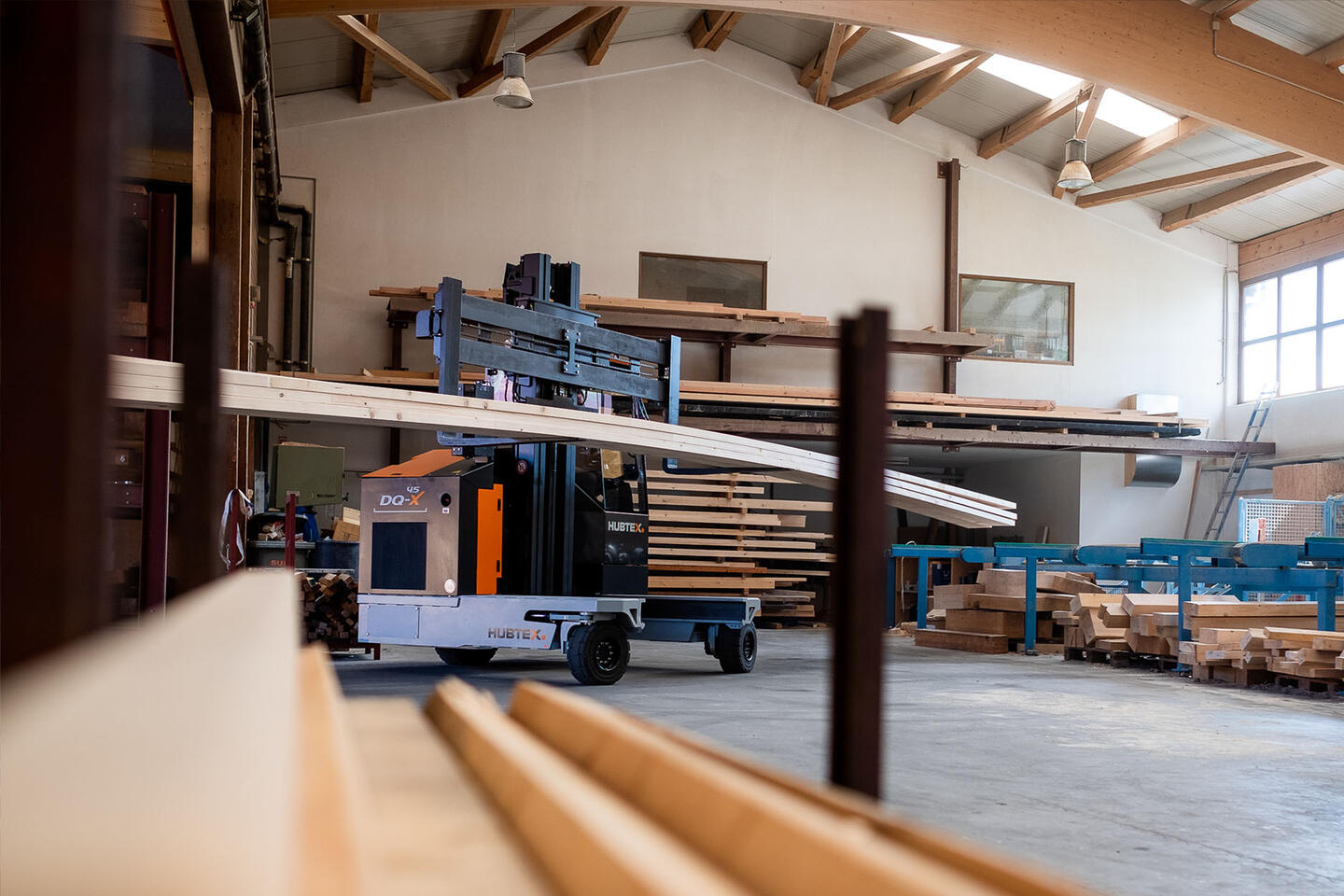 Four-way sideloader transports long wood