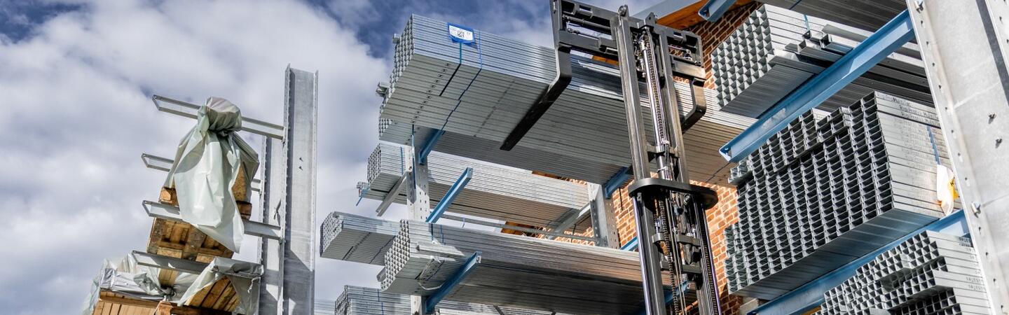 Counterbalanced truck Flux with mast extended