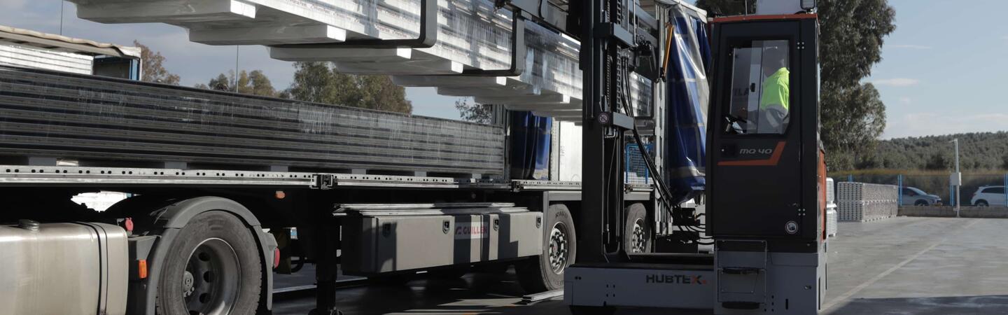 Truck unloading with the Hubtex PHOENIX multidirectional sideloader