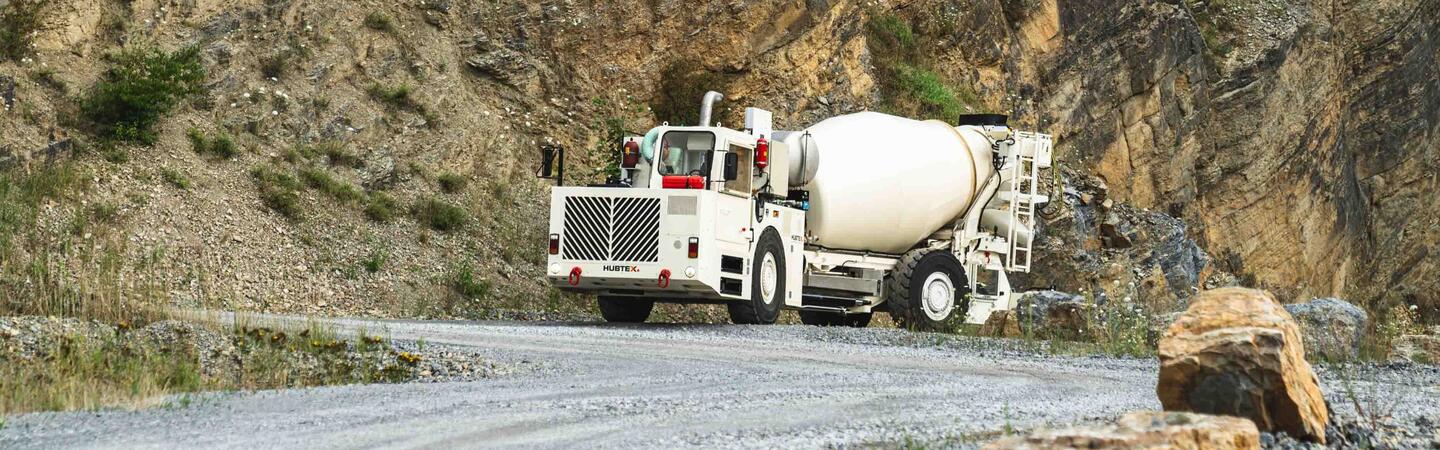 Das für die BGE produzierte Hubtex Versatztransportfahrzeug VTF in einer Steinschlucht